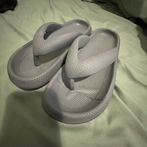 Unisex Basic Foam Flip Flop Sandals in Light Gray